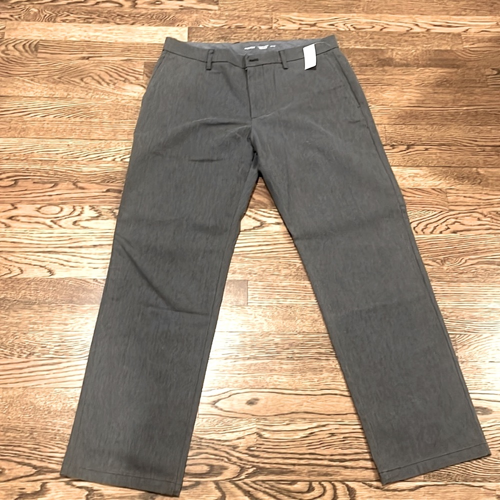 Old Navy Men’s Ultimate Loose Built-in Flex chino pant. Size 34x32